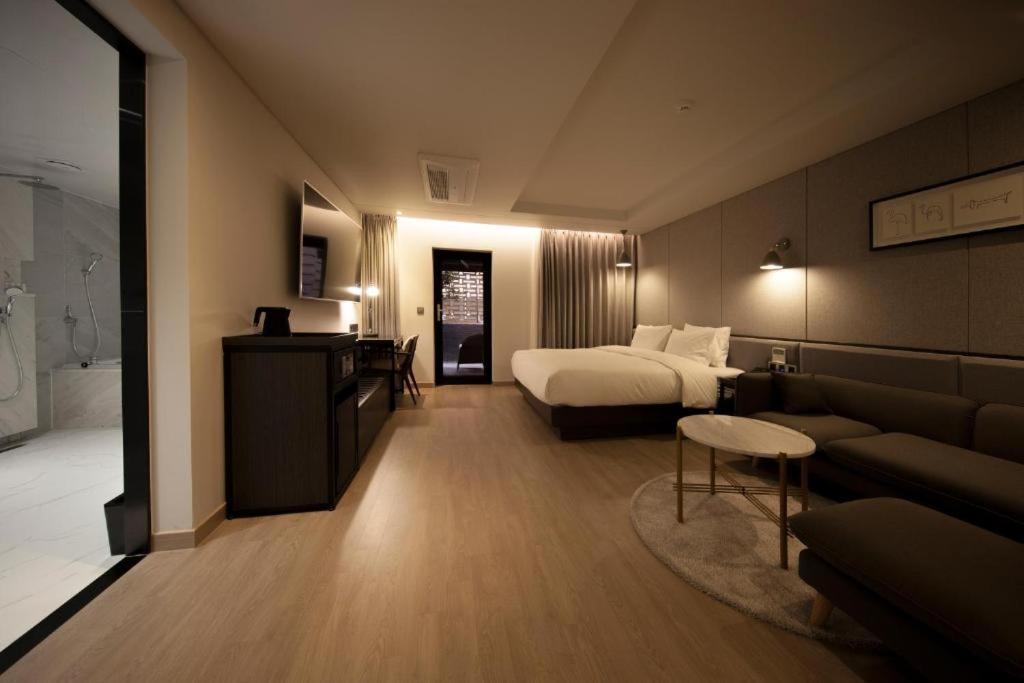 בוסאן Hound Hotel Yeonsan מראה חיצוני תמונה
